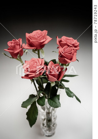 生花 花 薔薇 花瓶の写真素材