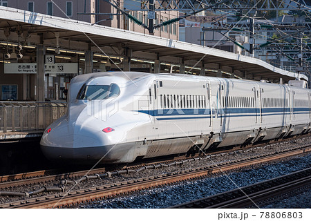 新幹線ホームの写真素材