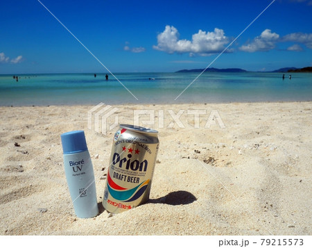 オリオンビール 沖縄 砂浜の写真素材