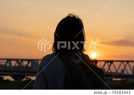 旅人 後ろ姿の写真素材