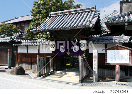 瓦 門 日本家屋 家紋の写真素材