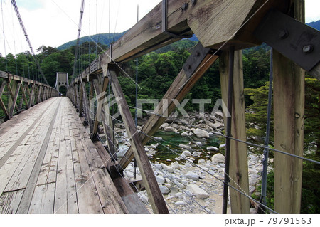 重要文化財 吊り橋 木橋 木曽川の写真素材