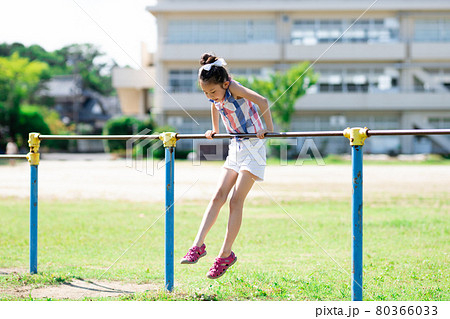 小学生 鉄棒 パンモロ 学校 校庭 鉄棒の写真素材 - PIXTA