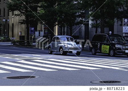 車 かっこいい シルバー タイヤの写真素材