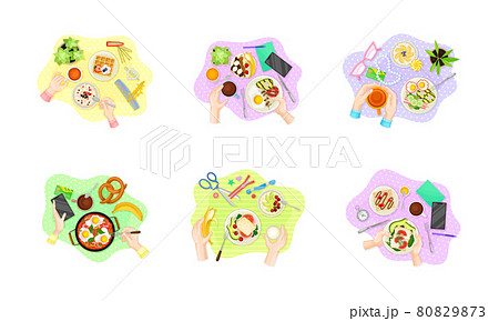 皿 料理 持つ 手の写真素材