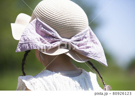 麦わら帽子 女の子 後ろ姿 人物の写真素材