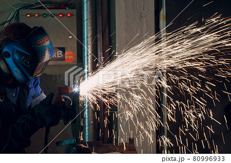 手 溶接工 マスク 男の人の写真素材