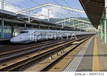 新山口駅 N700系 新幹線 白色の写真素材 新山口駅 N700系 新幹線 白色の写真素材