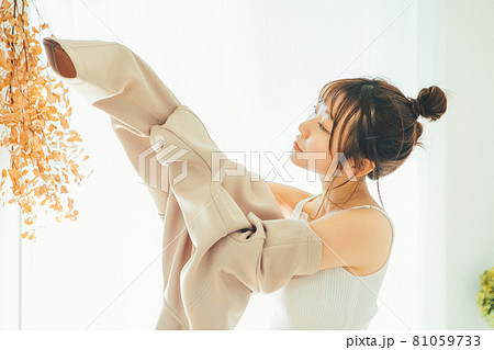 女児着替えの写真素材