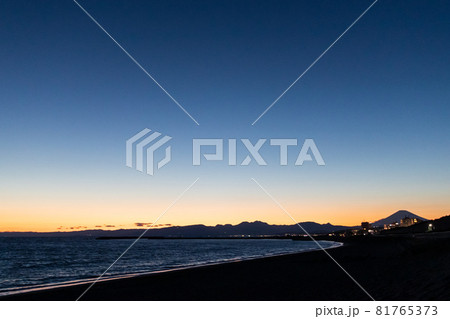 夕焼け 茅ヶ崎海岸 夕日 夕陽の写真素材 Pixta