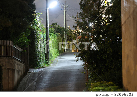 街灯 電柱 夜 暗い 電灯の写真素材