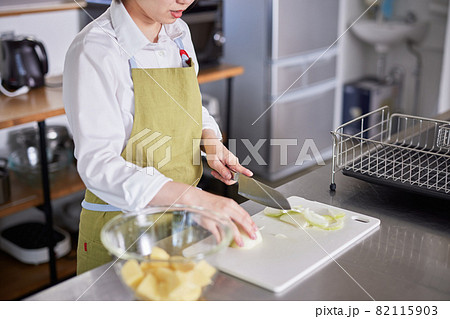 左利き 女子の写真素材