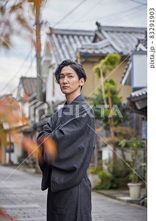 浴衣 男性 人物 腕組みの写真素材