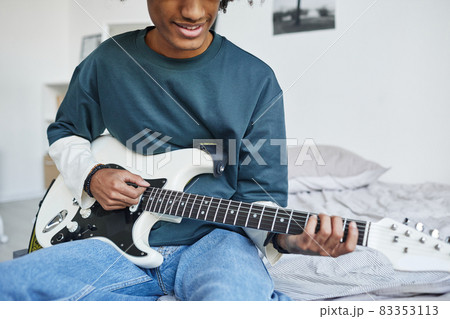 エレキギター 男性の写真素材