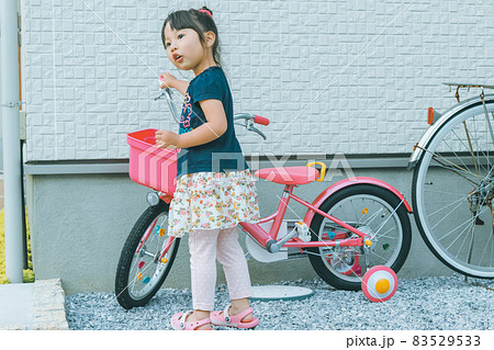 子供用自転車 3歳 3才の写真素材