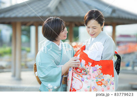 和服 後ろ姿 お宮参り 赤ちゃんの写真素材
