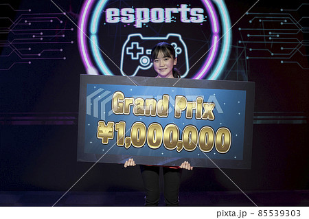 Eスポーツ大会優勝イメージ 賞金パネルを持った女の子 の写真素材