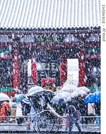 雪 雷門 浅草寺 冬の写真素材 - PIXTA