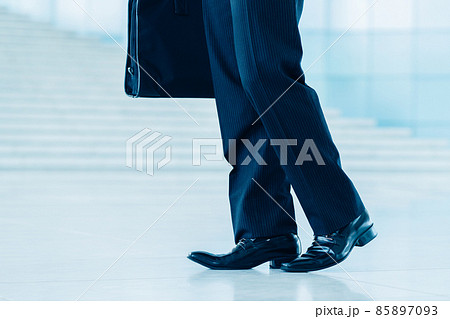 スーツ 靴 足 足元の写真素材 スーツ 靴 足 足元の写真素材