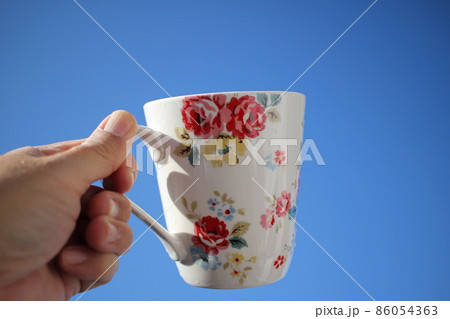 手 カップ マグカップ 持つの写真素材