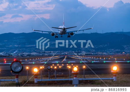 滑走路 誘導灯 着陸灯 夜景の写真素材 - PIXTA