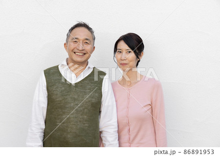 寄りかかる 女性 壁 人物の写真素材