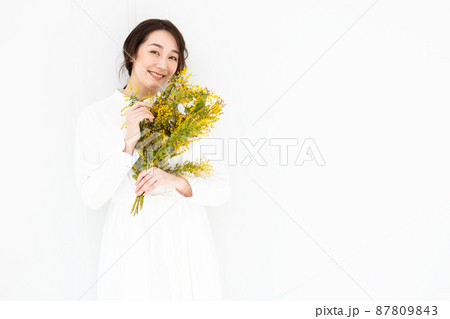 女性 花束 抱える 花の写真素材