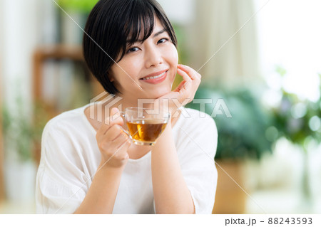 紅茶 女性 飲む 上半身の写真素材