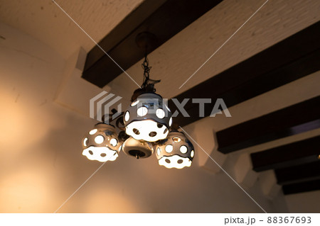 アンテークな照明のあるキッチン