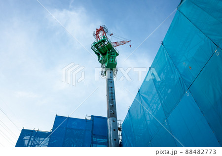 マンション建設現場のタワークレーンのイメージ