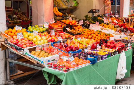 フルーツ 果物屋 ヨーロッパ イタリアの写真素材