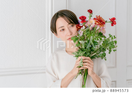 女性 花束 抱える 花の写真素材