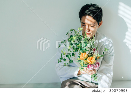 人物 男性 花束 持つの写真素材