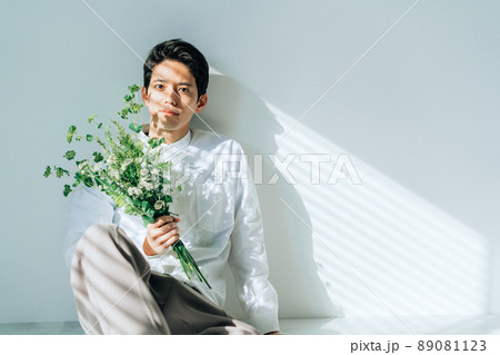人物 男性 花束 持つの写真素材
