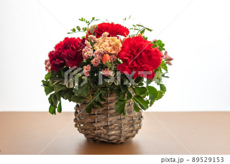 カーネーションのフラワーアレンジメントのイメージ