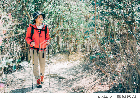 女の子 山ガール かわいい 登山の写真素材