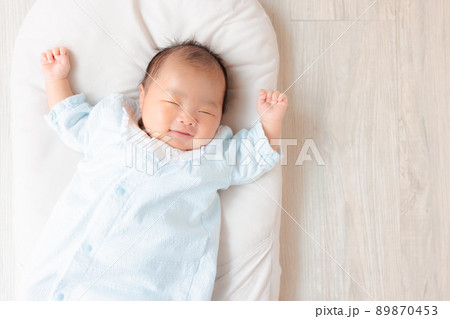 寝ながら笑う赤ちゃん 3 5 新生児微笑 えな笑い 天使の微笑みの写真素材
