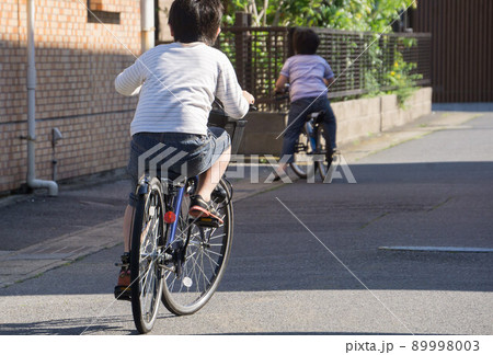 子供 自転車 乗る 後ろ姿の写真素材