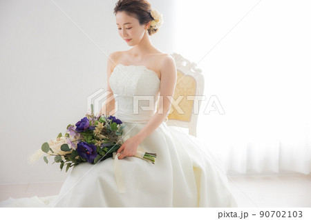 ウェディングドレス 座る ドレス 1人の写真素材