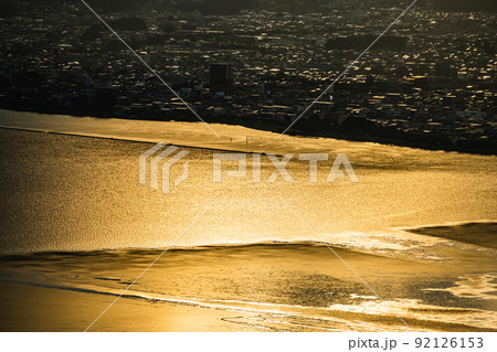 水 水面 波紋 黄金色の写真素材