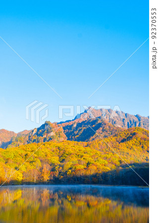錦秋の鏡池の写真素材 - PIXTA