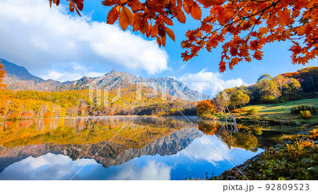 海外から輸入 錦秋の鏡池の写真素材 PIXTA - 額縁