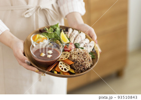皿 料理 持つ 手の写真素材