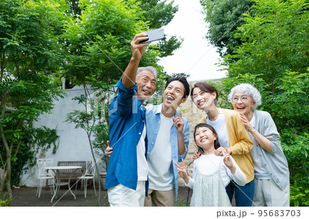   女子小学生自撮り女子小学生写メ裸　 女の子 小学生 自撮り スマホの写真素材 - PIXTA