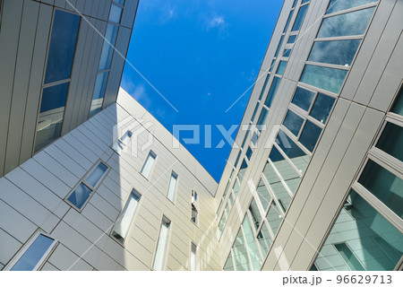 ビルと青空のイメージ