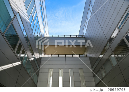 ビルと青空のイメージ