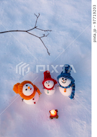 家族 雪だるま 雪遊び 帽子の写真素材 - PIXTA