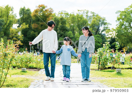 公園 親子 家族 散歩の写真素材 - PIXTA