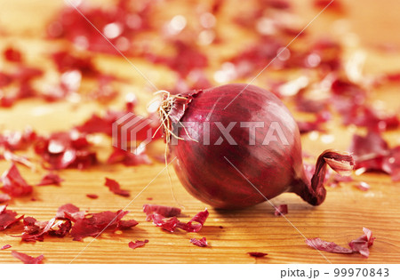 Onions being grated – License Images – 12337962 ❘ StockFood