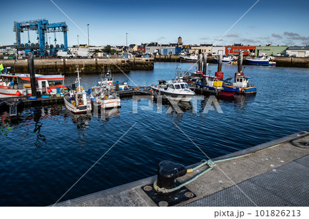Fishing port/small fishing boat - Stock Photo [104280611] - PIXTA